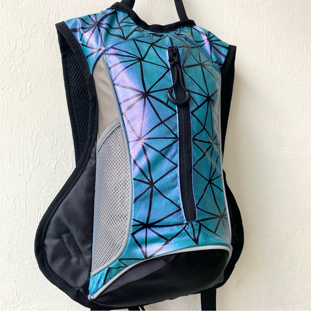 Colorshift Holographic Aduro Sport Water Hydration Backpack Hiking Walking - Picture 3 of 8
